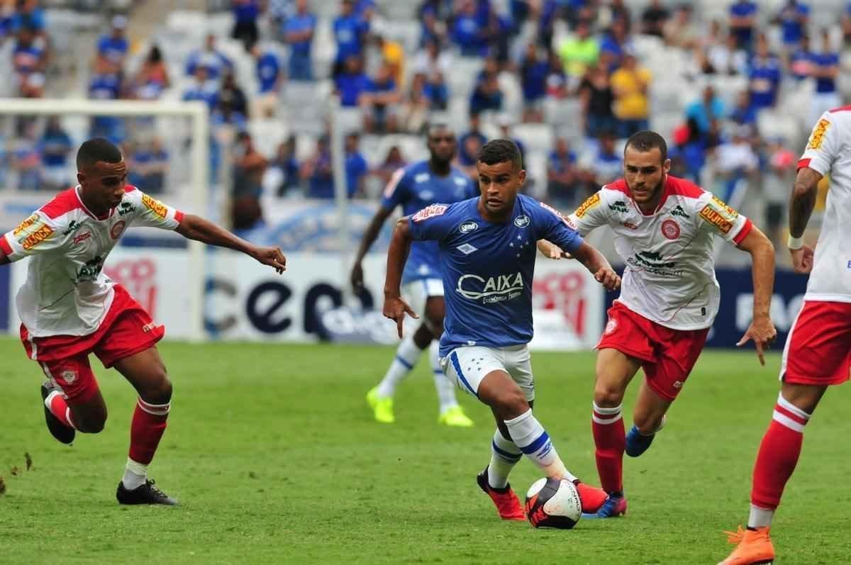 Lance de Cruzeiro x Tombense, jogo disputado no Mineiro pelo Campeonato Mineiro