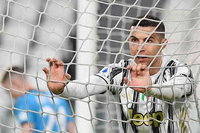 Cristiano Ronaldo balanou as redes na goleada que mantm a Juventus na briga 