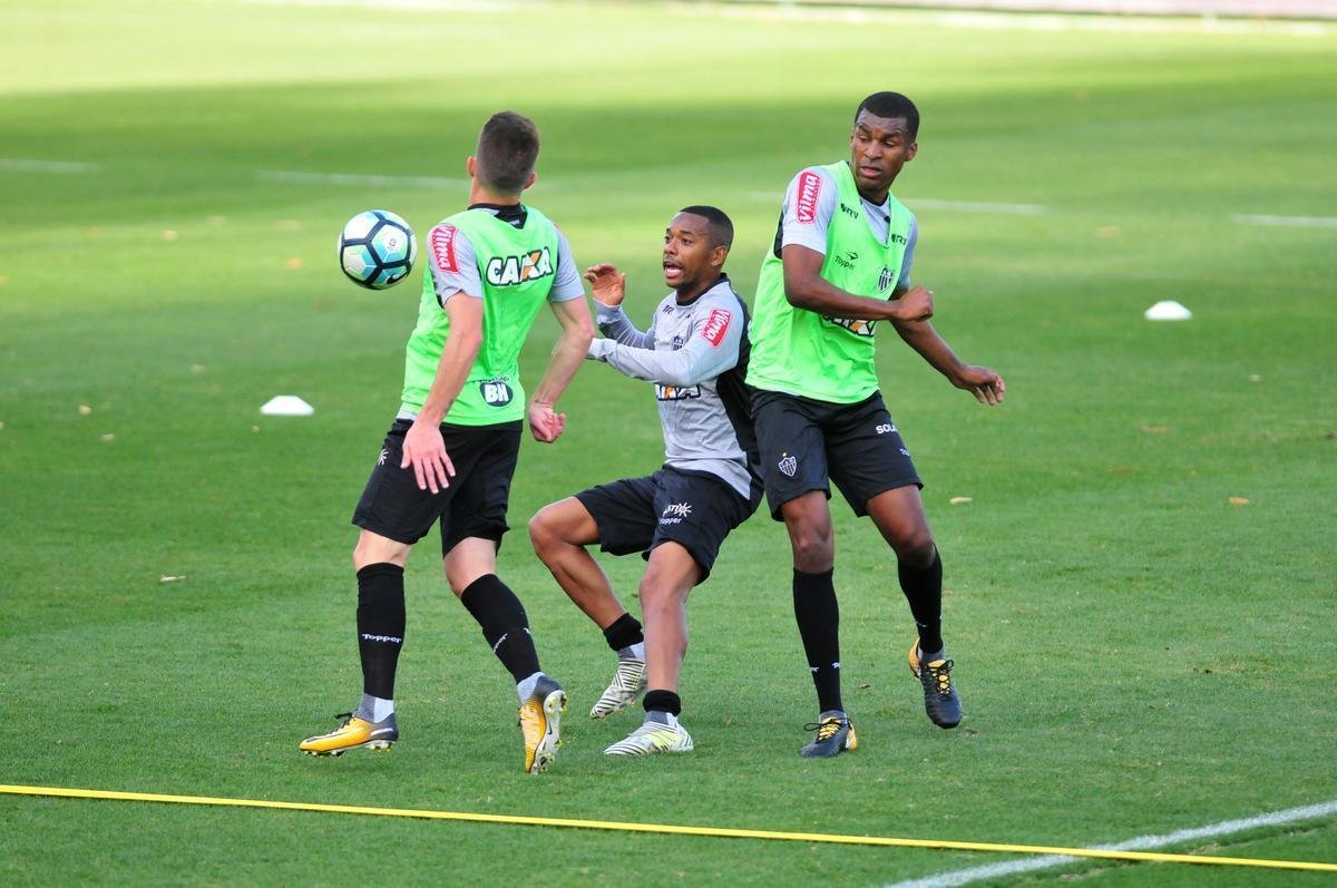O tcnico Oswaldo de Oliveira foi apresentado na tarde desta tera-feira e, em seguida, comandou treino na Cidade do Galo