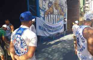 Fotos do protesto da torcida organizada Mfia Azul em frente  sede administrativa do Cruzeiro