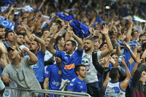 Torcedores do Cruzeiro lotam as arquibancadas do Mineiro para acompanhar a partida vlida pelas quartas de final da Copa do Brasil