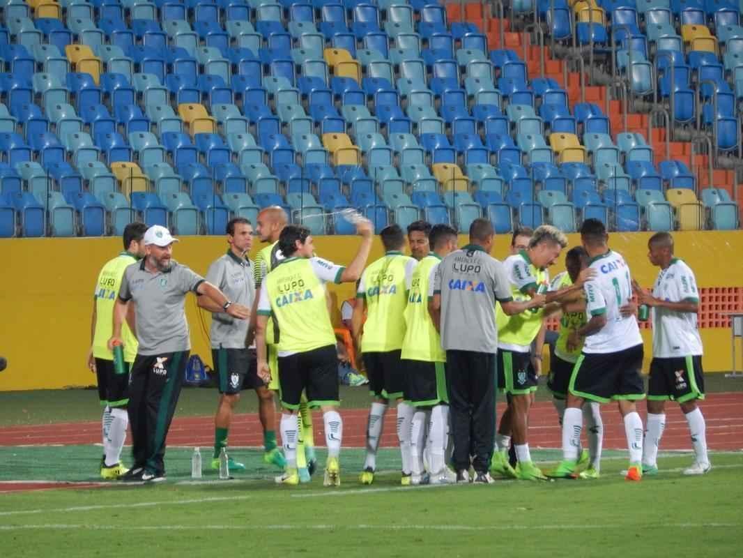 Imagens do duelo entre Gois e Amrica, com portes fechados no Estdio Olmpico