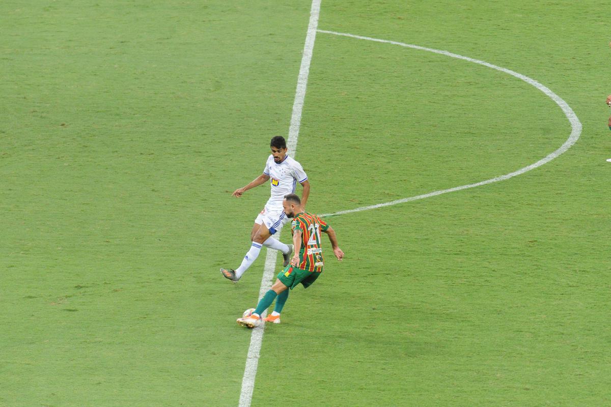 Jogadores do Cruzeiro deixam campo cabisbaixos aps derrota para o Sampaio Corra por 2 a 1