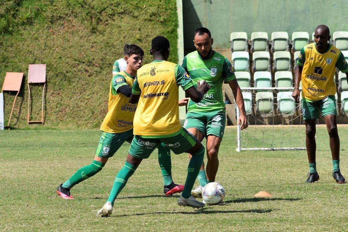 O América treinou na manhã desta quinta-feira (7), no CT Lanna Drumond, em Belo Horizonte. A atividade foi voltada para o confronto contra o Vitória, pela 33ª rodada da Série B do Campeonato Brasileiro. O duelo será realizado às 19h deste sábado (9), no Independência, em Belo Horizonte. Enquanto a equipe baiana luta contra o rebaixamento à Série C, o Coelho briga pelo tricampeonato da segunda divisão nacional.