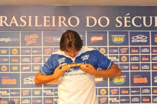 Imagens da apresentao do atacante Marcelo Moreno na Toca da Raposa II