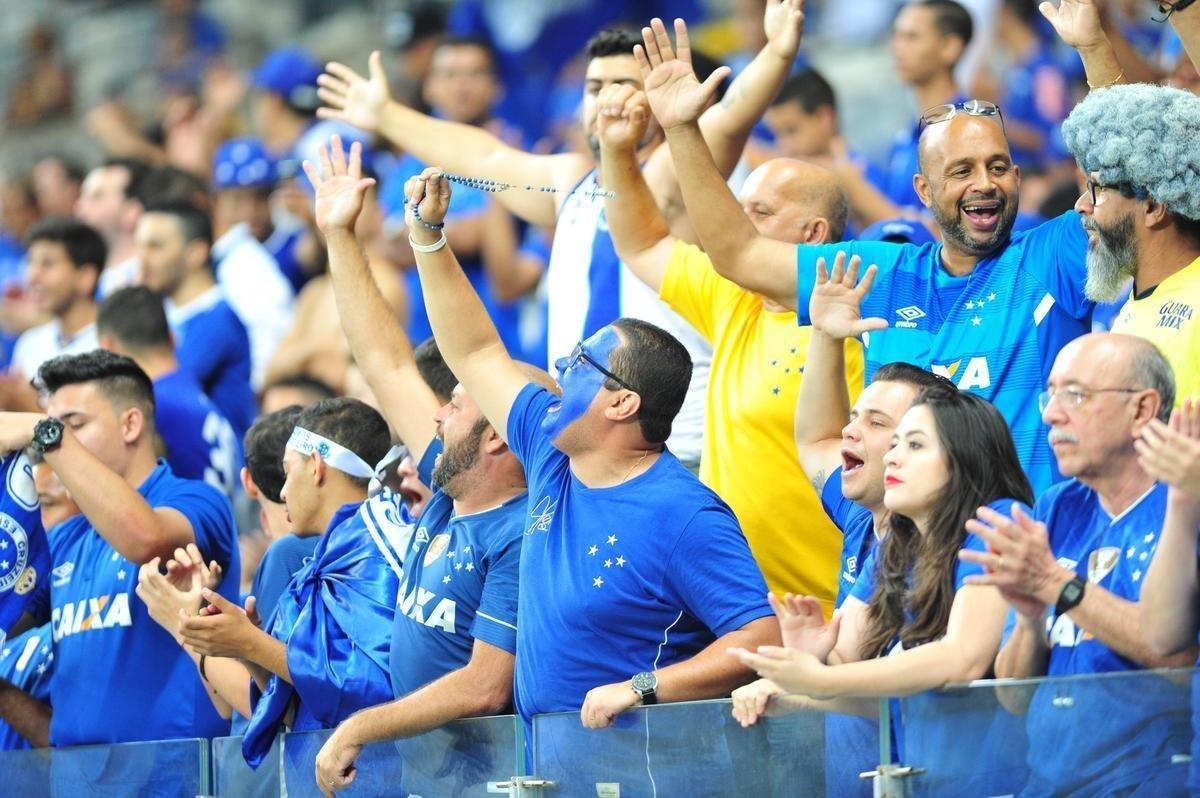 Torcida cruzeirense compareceu em bom nmero e empurrou time para vitria diante da La U
