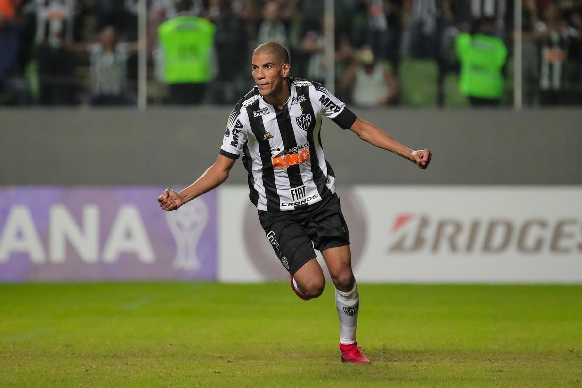 11/12/2019 - Depois de nove anos anos, 390 jogos e 36 gols com a camisa do Atltico, Leonardo Silva foi comunicado de que no teria o contato renovado. Maior zagueiro-artilheiro da histria do clube, o defensor de 40 anos tem proposta para permanecer na Cidade do Galo, mas na parte administrativa das categorias de base. Dias depois, outro dolo alvinegro teve sada confirmada: Luan foi vendido ao V-Varen Nagasaki, do Japo, e deixou o Atltico aps sete temporadas. Juntos, os dois conquistaram alguns dos maiores ttulos da histria atleticana: a Copa Libertadores de 2013, a Recopa Sul-Americana de 2014 e a Copa do Brasil de 2014.