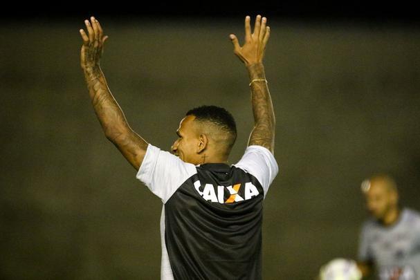 Jogadores trabalharam com bola no Almeidão, em João Pessoa, local da partida desta quarta, às 21h45, contra o Botafogo-PB, pela segunda fase da Copa do Brasil. Houve treinamento de pênaltis