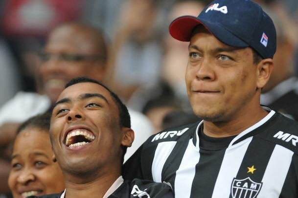 Fotos de tristeza e decepo dos torcedores atleticanos com a eliminao da Copa Sul-Americana para o Coln, no Mineiro. Galo perdeu nos pnaltis por 4 a 3