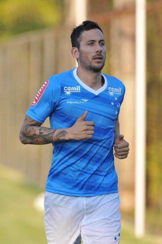 Ariel Cabral (volante) - ex-Vlez Sarsfield, o argentino se tornou o estrangeiro com mais jogos pelo Cruzeiro ao lado do uruguaio Arrascaeta (188). Depois de cinco anos no clube, foi emprestado ao Gois at o fim do Campeonato Brasileiro.