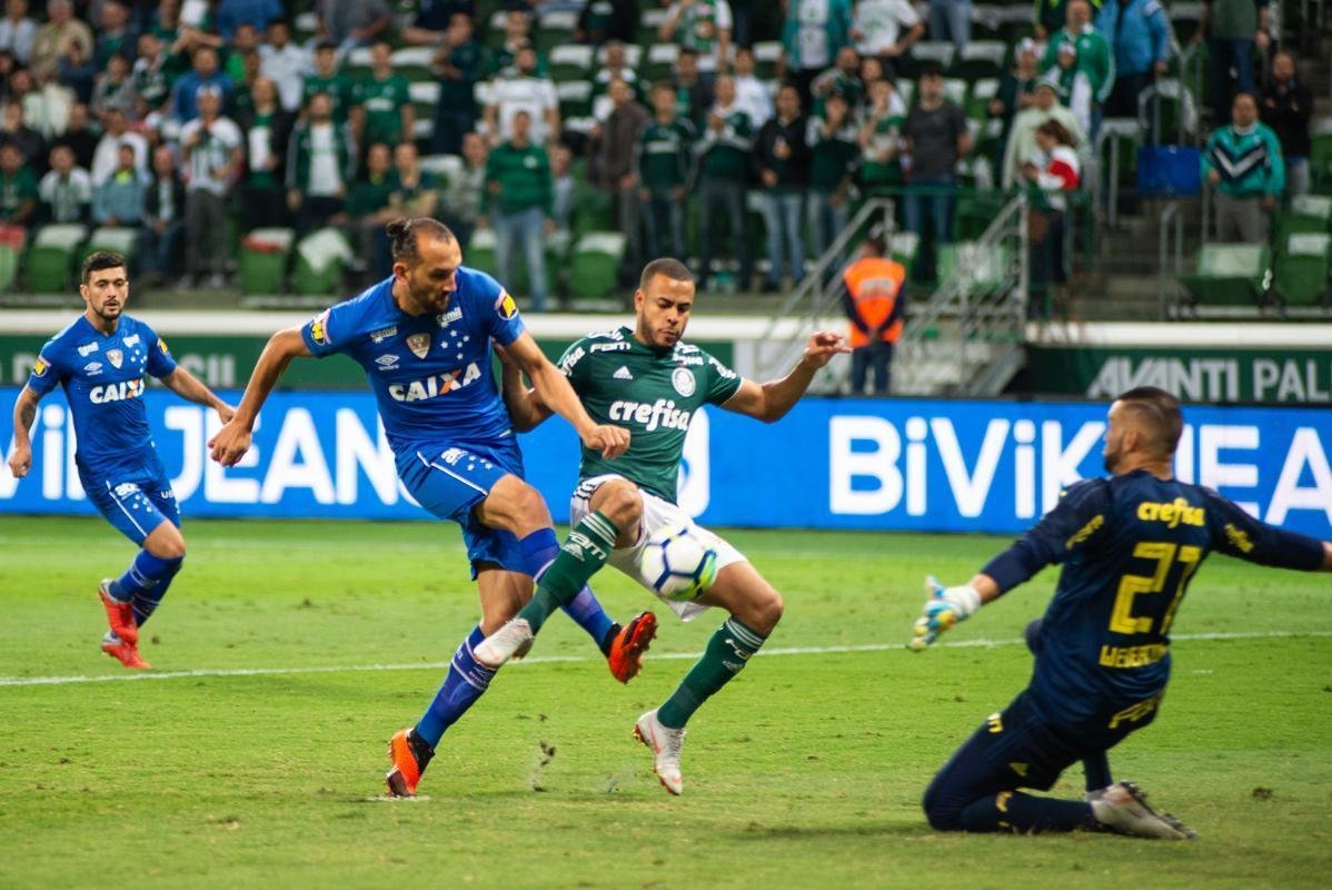 No Allianz Parque, o argentino Hernn Barcos tocou com categoria por cima de Weverton, aps passe de Robinho, e garantiu a vitria por 1 a 0 ao Cruzeiro sobre o Palmeiras, dia 12 de setembro.