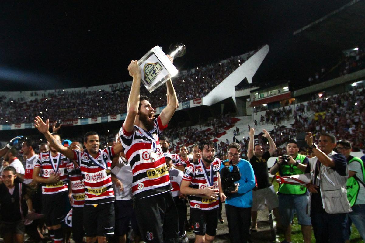 2015 - Santa Cruz 1 x 0 Salgueiro / Campeonato Pernambucano - O mais recente título no Arruda aconteceu em 2015, contra o Salgueiro, rival em 2020 na final. Com gol solitário de Anderson Aquino, o Tricolor conquistou a taça com Arruda lotado.