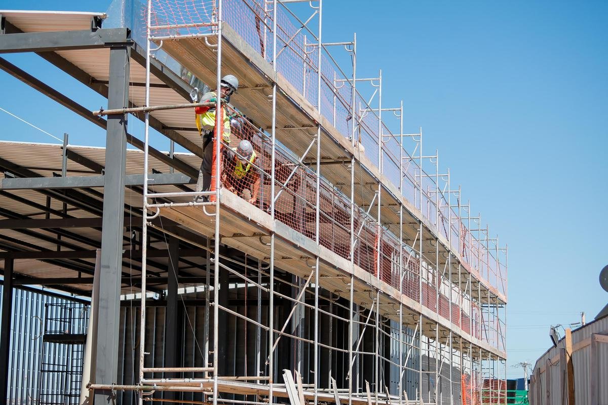 Ideia  mostrar a realidade das obras de construo do estdio do Galo
