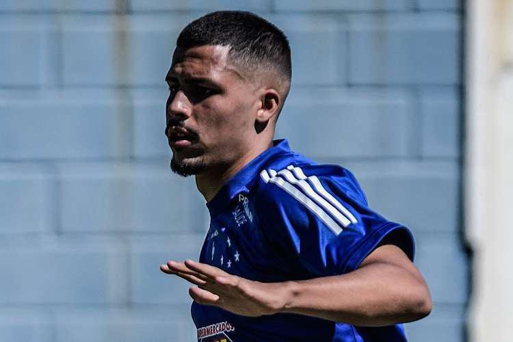 18- Indisciplina na base (novembro): no dia 7/11, o Cruzeiro anunciou a dispensa de seis jogadores das categorias de base por ato de indisciplina cometido em Chapecó, depois da derrota por 2 a 1 para a Chapecoense, pela 10ª rodada do Campeonato Brasileiro Sub-20. Os jovens Israel, Gustavo Medina, Pedro Bicalho, Guilherme Liberato, Choco e Alexandre Jesus teriam levado mulheres ao hotel onde a delegação estava concentrada em Santa Catarina. Nas redes sociais, torcedores se dividiram entre apoio à decisão do presidente Sérgio Santos Rodrigues e críticas à maneira como o caso foi conduzido. A saída desses atletas e a reformulação do grupo de juniores refletiu na péssima campanha da Raposa, que encerrou a competição em penúltimo lugar, com 17 pontos em 19 jogos (5 vitórias, 2 empates e 12 derrotas).