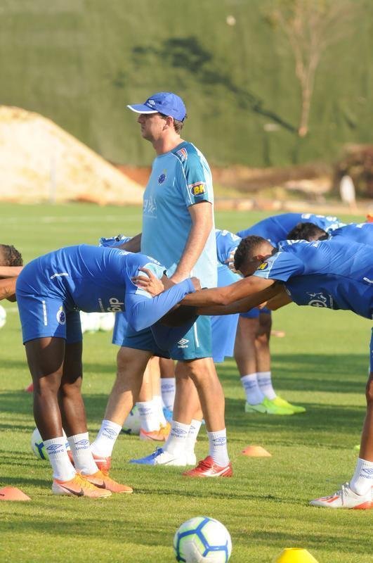 Cruzeiro fez nesta segunda-feira  tarde, na Toca da Raposa II, o ltimo treino em Belo Horizonte antes da partida contra o Internacional, quarta, no Beira-Rio, pela semifinal da Copa do Brasil. O tcnico Rogrio Ceni deve escalar Fbio; Edilson, Ded, Fabrcio Bruno (Leo) e Egdio (Dod); Henrique e Robinho; Marquinhos Gabriel; Thiago Neves e David; Pedro Rocha. Servindo  Seleo Colombiana, Orejuela est fora do jogo.