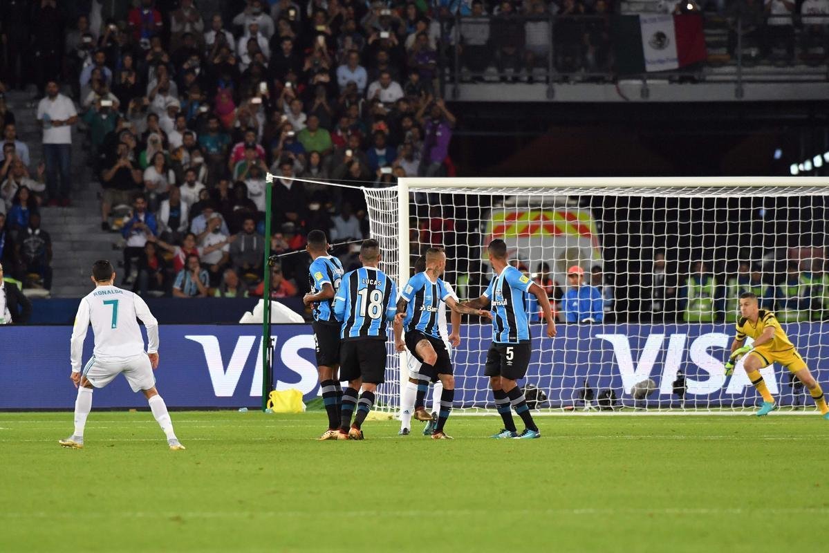 Cristiano Ronaldo marcou gol do Real de falta e deu ttulo mundial ao clube espanhol