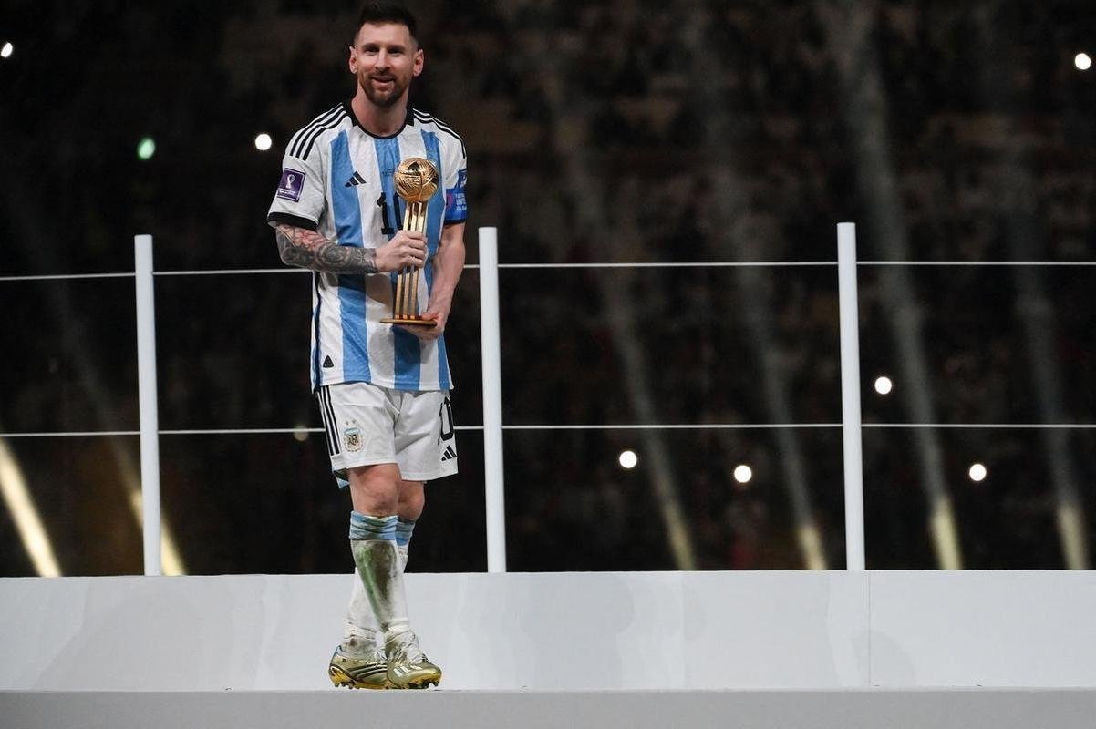 Messi ergue a taa de campeo da Copa do Mundo! Festa da Argentina no Estdio Icnico de Lusail, no Catar, com o tricampeonato mundial