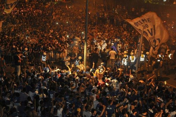Jogadores desceram do nibus em meio  torcida na chegada ao Mineiro