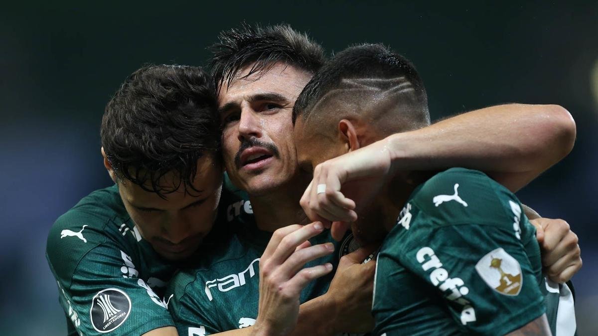O Palmeiras, 5 colocado do Brasileiro, divide com o Atltico o segundo melhor aproveitamento entre os times do G8 em confrontos diretos (54,1%). O time de Abel Ferreira (antes comandado por Vanderlei Luxemburgo) disputou 8 partidas contra equipes do topo da tabela: venceu 3, empatou 4 e perdeu apenas uma. Foram 11 gols marcados e 7 sofridos nesses jogos.
