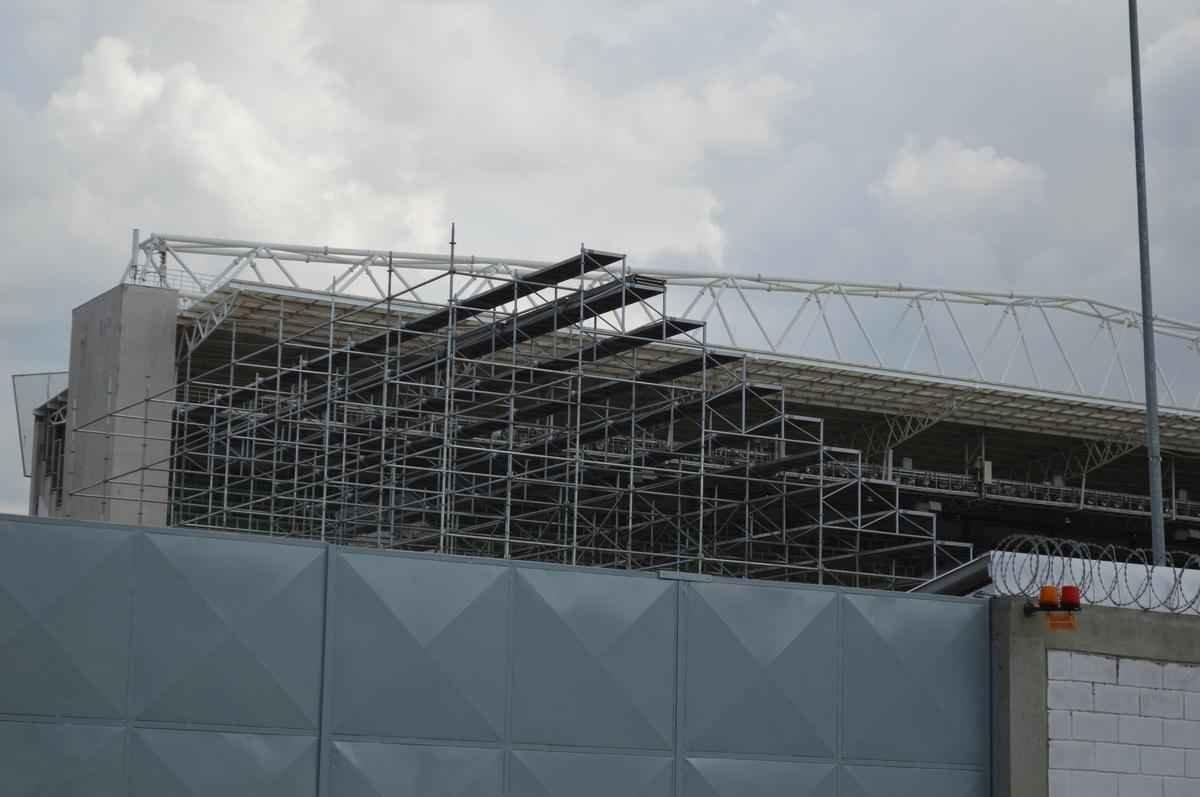 Bem mais alta, arquibancada mvel do Independncia j  visualizada desde a Rua Pitangui