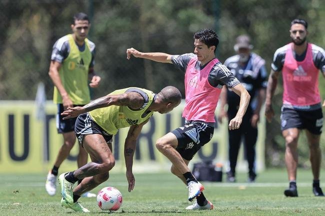 Fotos do treino do Atltico nesta quarta-feira (12/10), na Cidade do Galo. Em recuperao de um incmodo na panturrilha esquerda, Hulk fez funcional no campo e ainda  dvida para o confronto contra o Flamengo, no sbado, s 20h30, no Maracan, pelo Brasileiro