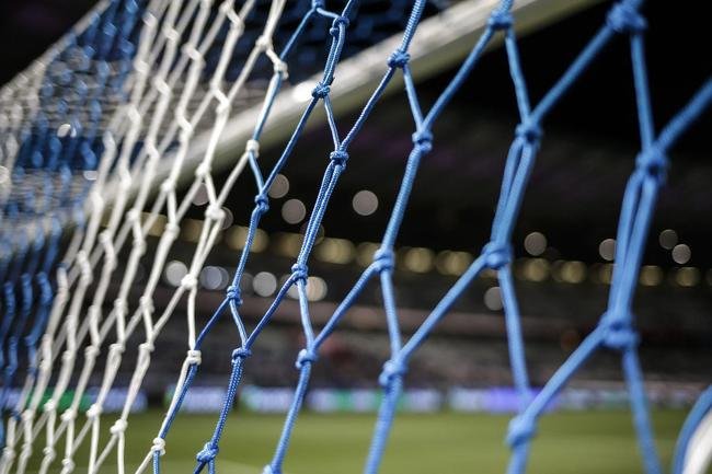 Mineiro teve show de luzes e iluminao especial antes do jogo entre Cruzeiro e Ituano pela Srie B do Campeonato Brasileiro. Estdio aderiu  campanha Outubro Rosa, de conscientizao da sociedade para a preveno do cncer de mama. Houve ainda espetculo com fogos e aes de patrocinadores do clube na esplanada para o torcedor, que festejou com o time o ttulo da Srie B do Brasileiro