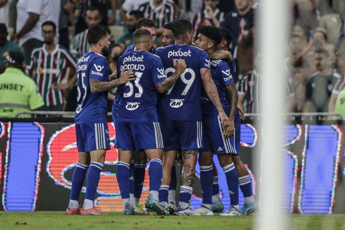 Fotos do gol de empate do Cruzeiro, marcado por Oliveira, de cabea, aps escanteio cobrado por Machado: 1 a 1