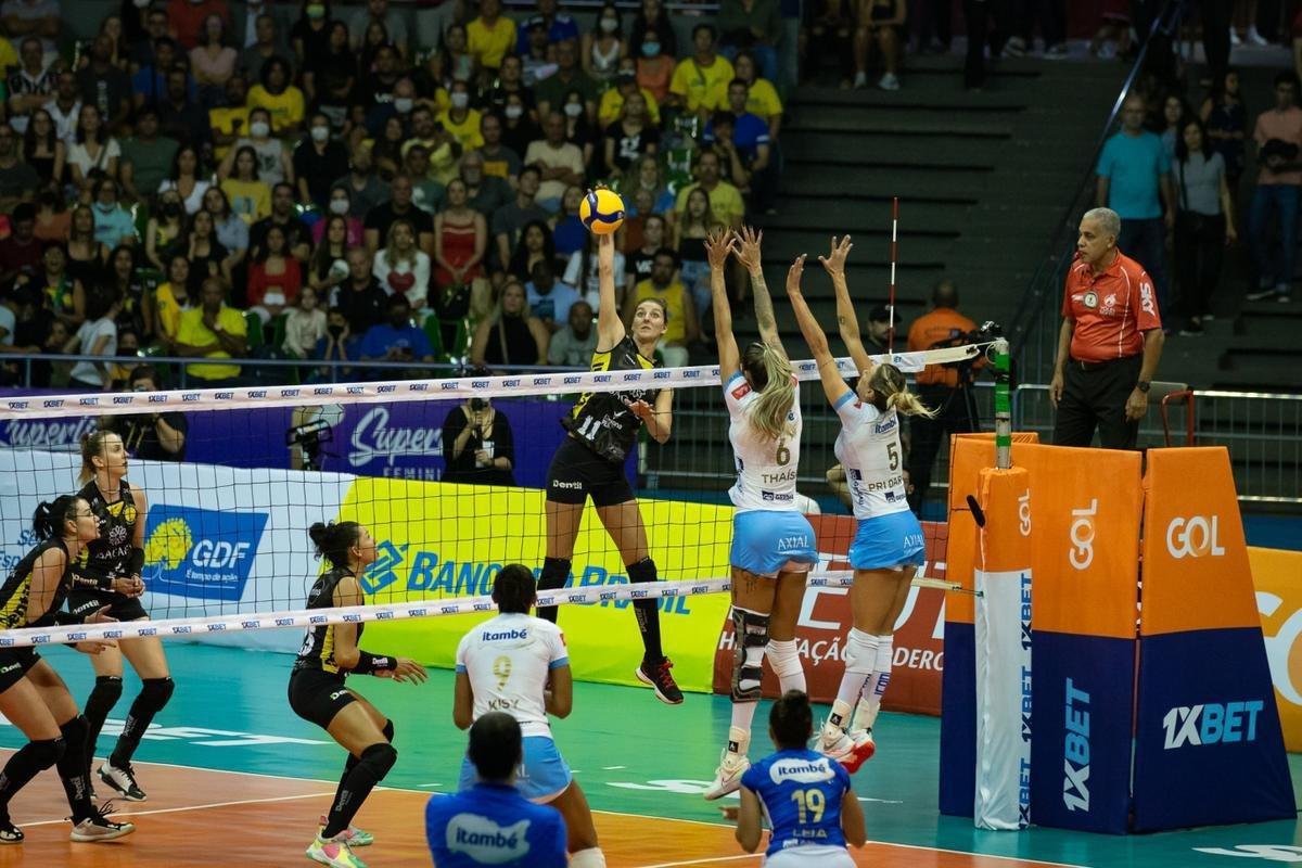 Minas venceu por 3 sets a 1 e saiu na frente do Praia na deciso da Superliga