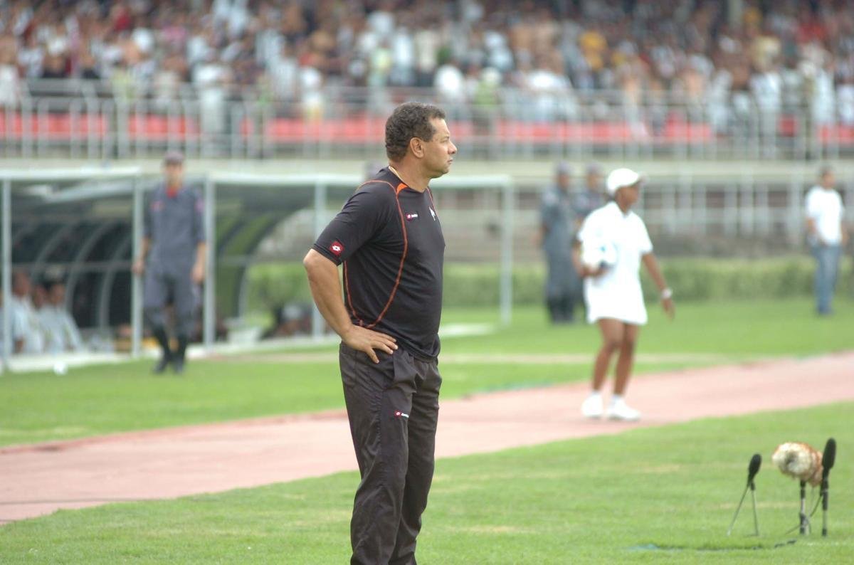 Celso Roth substituiu Emerson Leo e dirigiu o time alvinegro duas vezes contra o Cruzeiro na temporada 2009. No turno do Brasileiro, vitria por 3 a 0. No returno, derrota por 1 a 0.