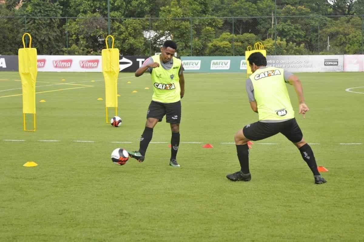Volante Elias participou nesta quinta-feira do seu primeiro treino como jogador do Atltico. Roger Machado comandou uma atividade com bola utilizando atletas que no jogaram ou atuaram pouco diante do Cruzeiro