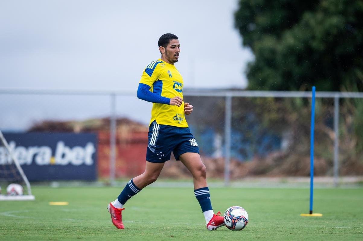 Jogadores do Cruzeiro treinaram na manh deste domingo na Toca da Raposa II