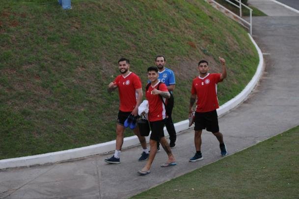 O Unin La Calera, do Chile, fechou a preparao para o jogo decisivo contra o Atltico, nesta tera-feira, s 21h30, no Independncia, pela Copa Sul-Americana, na Toca da Raposa II. Os jogadores da equipe chilena treinaram pnaltis no fim da atividade. Para se classificar s oitavas de final, o La Calera pode at mesmo perder por um gol de diferena, desde que balance as redes alvinegras.
