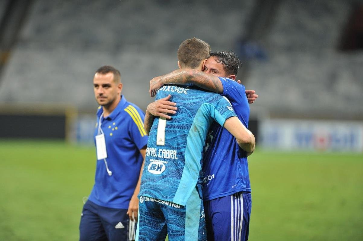 Time e comisso tcnica do Cruzeiro festejaram vitria sobre o Brusque, por 1 a 0, com torcedores no Mineiro. Tcnico Paulo Pezzolano entrou no clima e vibrou com o triunfo pela segunda rodada da Srie B