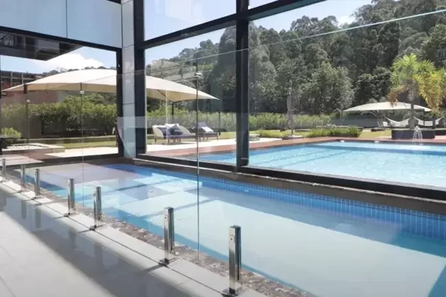 Imagens da manso em So Paulo que est  venda pelo atacante Luiz Adriano, do Internacional