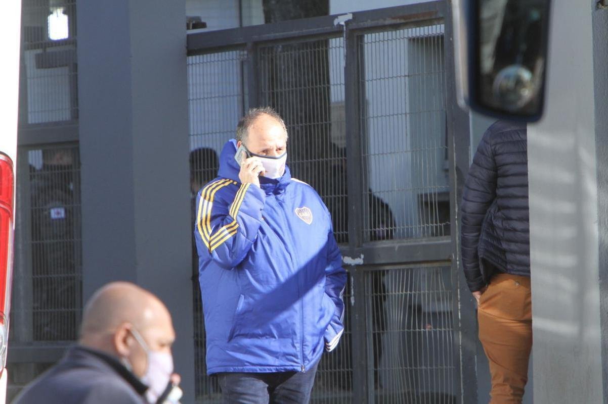 A delegao do Boca Juniors foi liberada da Central de Flagrantes 4  (CEFLAN 4) da Polcia Civil, no bairro Alpio de Melo, regio Noroeste de Belo Horizonte, por volta das 12h desta quarta-feira. Jogadores e membros da comisso tcnica da equipe argentina ficaram na delegacia por cerca de 12 horas para esclarecimentos sobre a confuso no Mineiro aps a eliminao diante do Atltico, nos pnaltis, pelas oitavas de final da Copa Libertadores da Amrica.