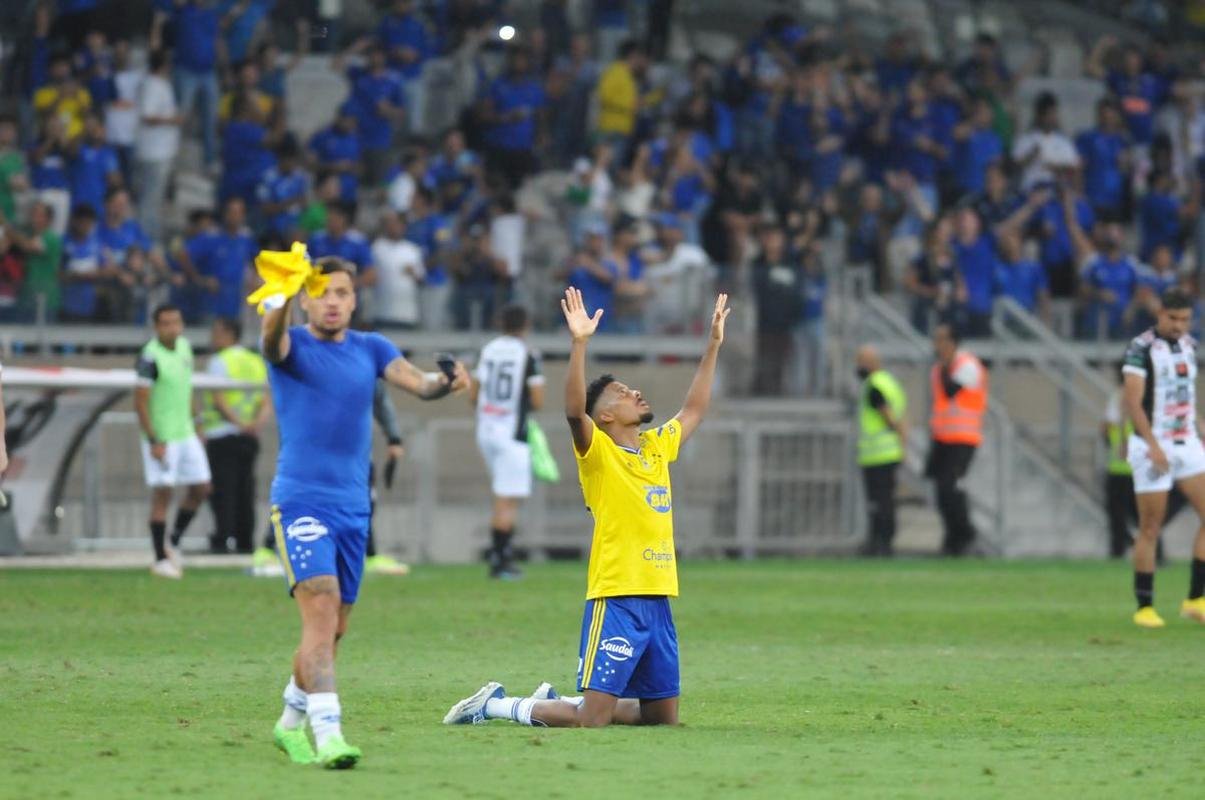 Fotos da grande festa da torcida e do time do Cruzeiro aps a vitria sobre o Operrio, por 1 a 0, que aproximou o time celeste do acesso  Srie A