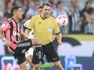 VAR v ao de bloqueio em pnalti no marcado para Atltico contra Cear 