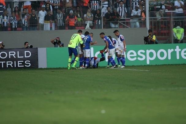 Depois de grande jogada de Arrascaeta, Riascos marcou o gol da virada do Cruzeiro: 2 a 1