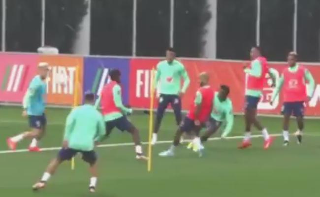 Tite comandou nesta segunda (14/11) o primeiro treino da Seleo Brasileira para a Copa do Mundo