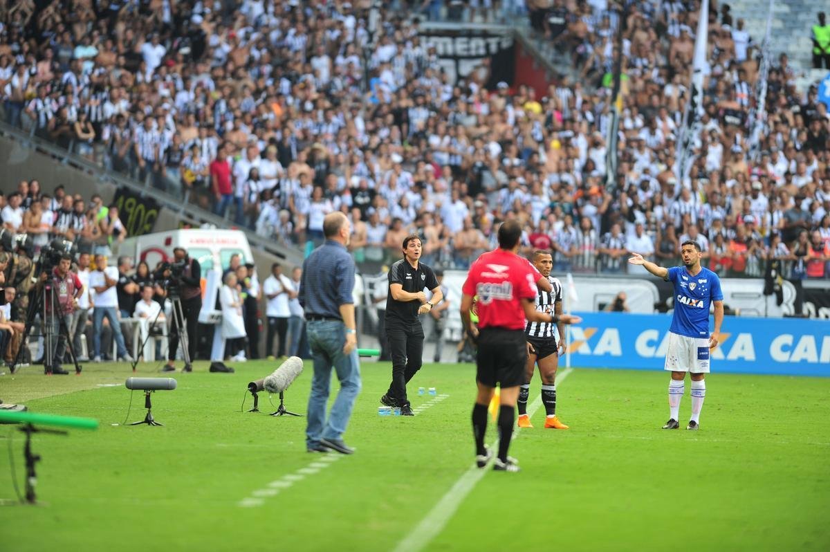 Cruzeiro pressionou o Atltico nos minutos iniciais e abriu o placar aos 3, com gol de cabea de Arrascaeta