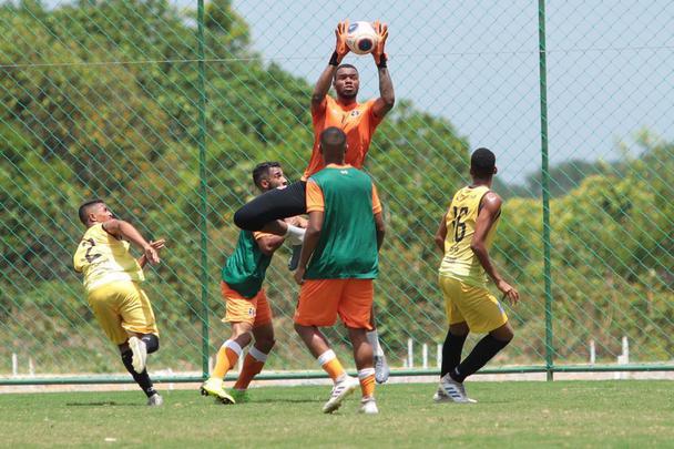 Medindo 2 metros e 4 centímetros de altura, Carlos Miguel é o maior goleiro do país, e já integrado ao elenco na pré-temporada, vem chamando atenção nos treinamentos. Com 21 anos, ele é mais uma das apostas da diretoria do clube para a temporada do próximo ano, em disputa pela Série C do Brasileiro. Carlos foi formado na função pelas categorias de base do Internacional. Antes de chegar ao Arruda, o atleta estava no elenco profissional do Colorado.
