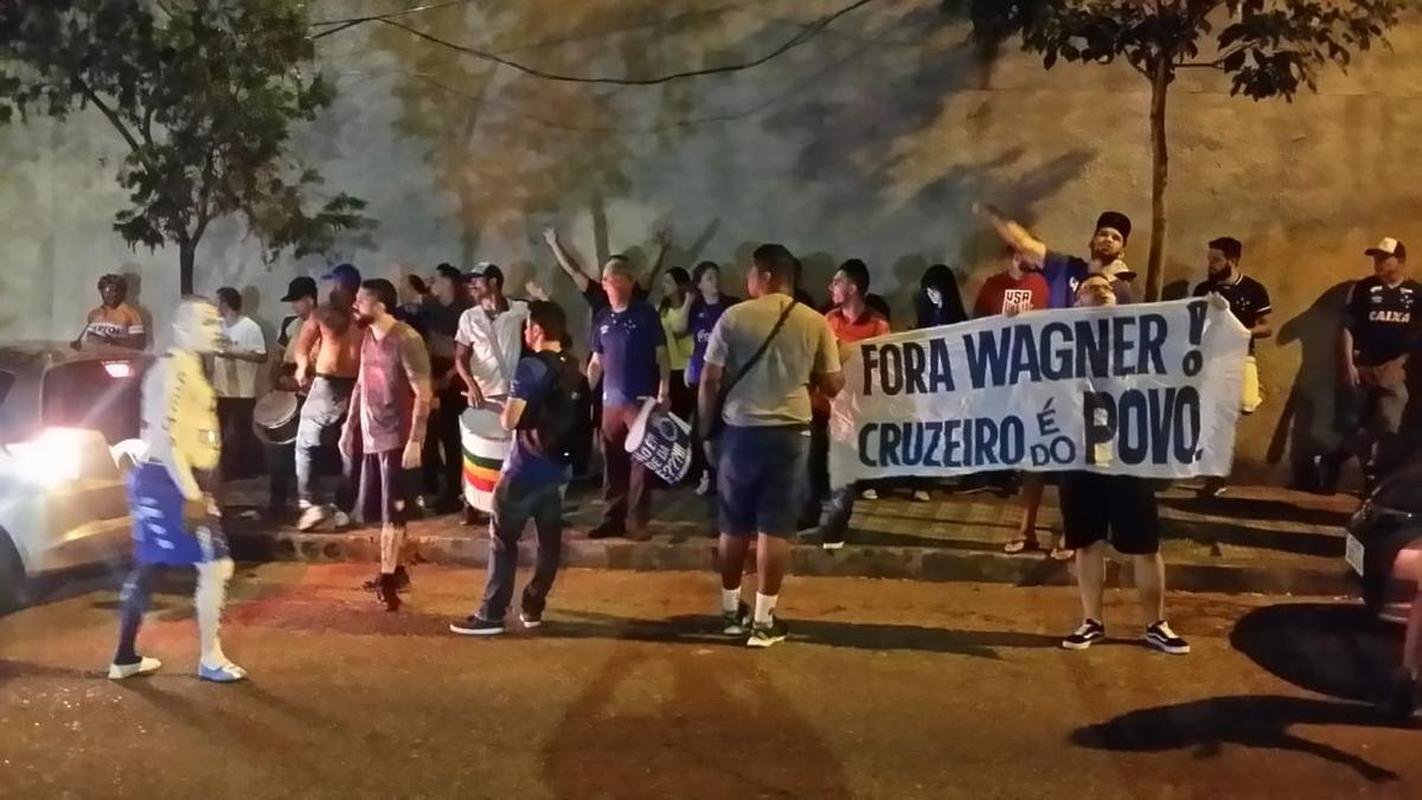 Protesto diante da residncia do presidente do Cruzeiro, Wagner Pires de S. Torcedores querem a renncia imediata do dirigente para que Conselho Gestor assuma o comando