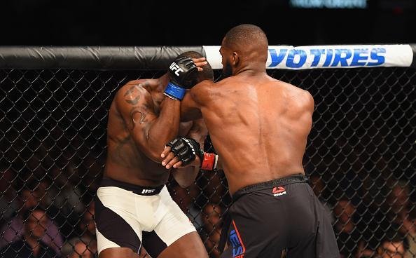 Jon Jones volta ao octógono do UFC e conquista cinturão interino