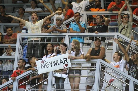 Craque Neymar, do Santos, chegou ao Independncia e foi muito assediado por torcedores do Cruzeiro antes de partida vlida pelo Campeonato Brasileiro