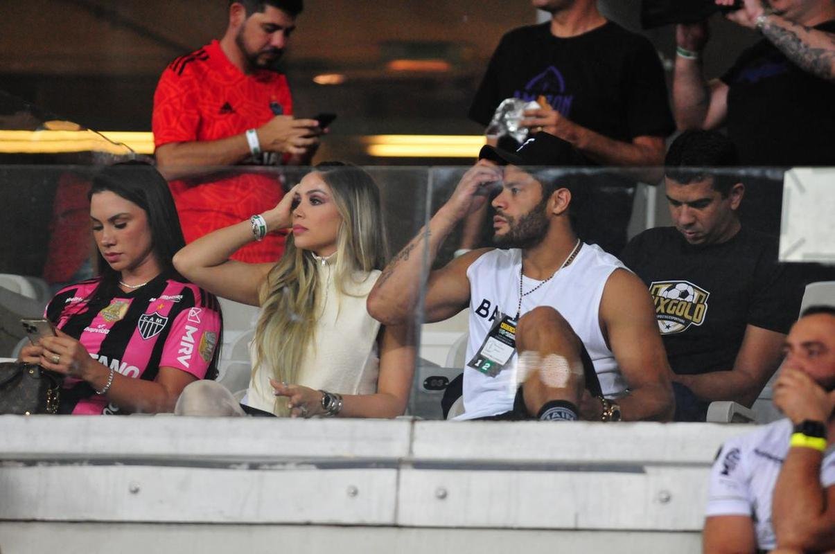 Lesionado na panturrilha, atacante Hulk compareceu ao jogo com a esposa Camila ngela e a filha Zaya