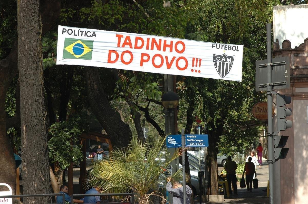 Ainda em 2011, o protesto era contra o time e a poltica nacional. A faixa 'Tadinho do Povo' foi colocada no cruzamento da avenida Getlio Vargas com a avenida Afonso Pena.