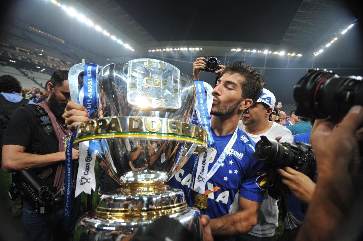O Cruzeiro se tornou hexacampeo da Copa do Brasil com duas vitrias sobre o Corinthians na final. No jogo de ida, em Belo Horizonte, Thiago Neves definiu o triunfo por 1 a 0. Na volta, em Itaquera, Arrascaeta e Robinho fizeram os gols da vitria por 2 a 1 e decretaram a festa.  