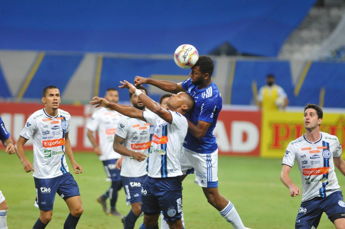 Fotos do jogo entre Cruzeiro e Confiana, no Mineiro, em Belo Horizonte, pela 24 rodada da Srie B do Campeonato Brasileiro