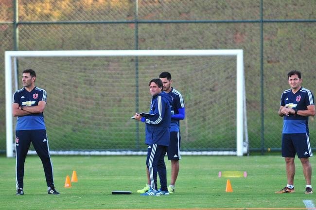 Elenco da Universidad de Chile treinou nesta tera-feira  tarde na Cidade do Galo, em Vespasiano. Time chileno se prepara para enfrentar o Cruzeiro na quinta, s 19h15, no Mineiro, pela Copa Libertadores. Tcnico Angel Guillermo Hoyos ter retornos do zagueiro Jara e do lateral-esquerdo Beausejour