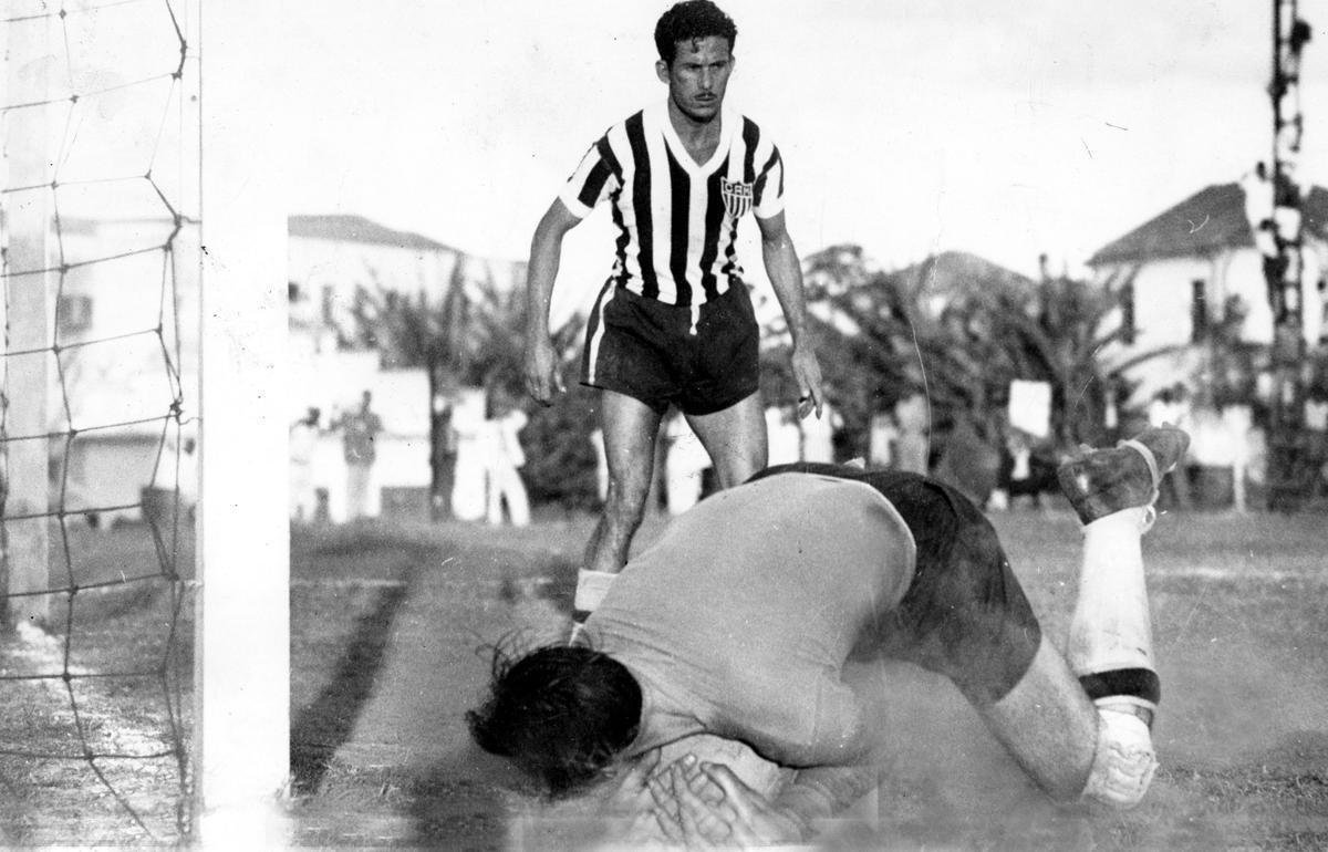 1950 - Como era de se esperar, o Atltico no registrou jogos durante o perodo da Copa do Mundo do Brasil, conquistada pelo Uruguai. Antes do Mundial, perdeu por 2 a 0 para o Cruzeiro, em amistoso disputado no antigo Estdio JK, em 22 de junho. Depois da competio, no Estdio Presidente Antnio Carlos, em Lourdes, o time alvinegro goleou o Villa Nova por 6 a 0, novamente em partida amigvel.